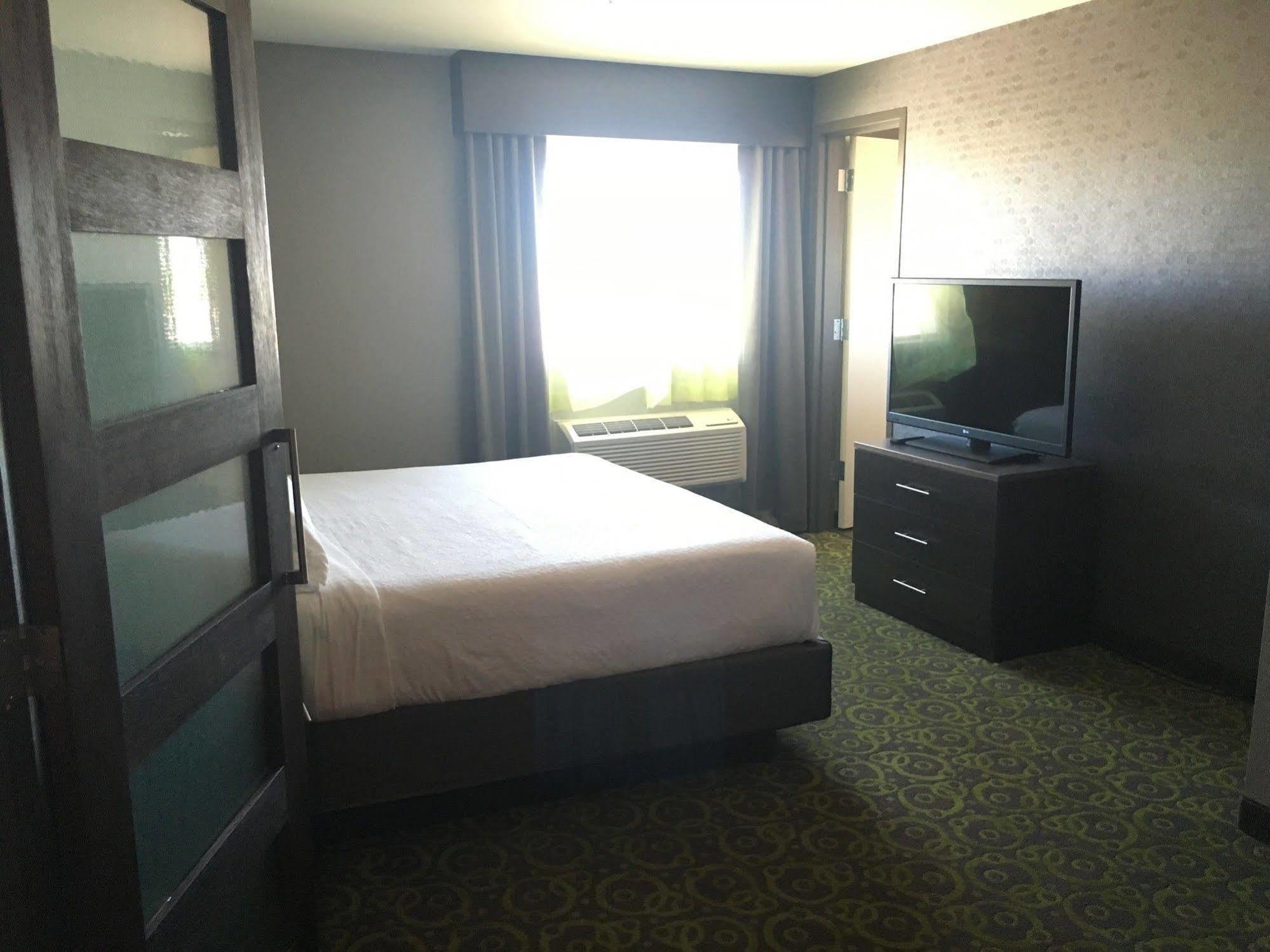 Holiday Inn Express Winnipeg Airport - Polo Park By Ihg Exterior photo