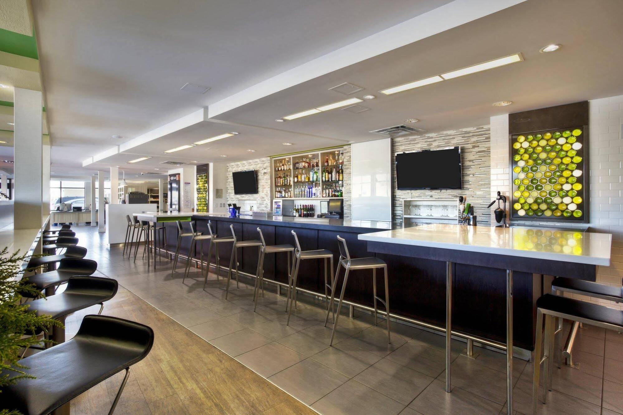 Holiday Inn Express Winnipeg Airport - Polo Park By Ihg Exterior photo